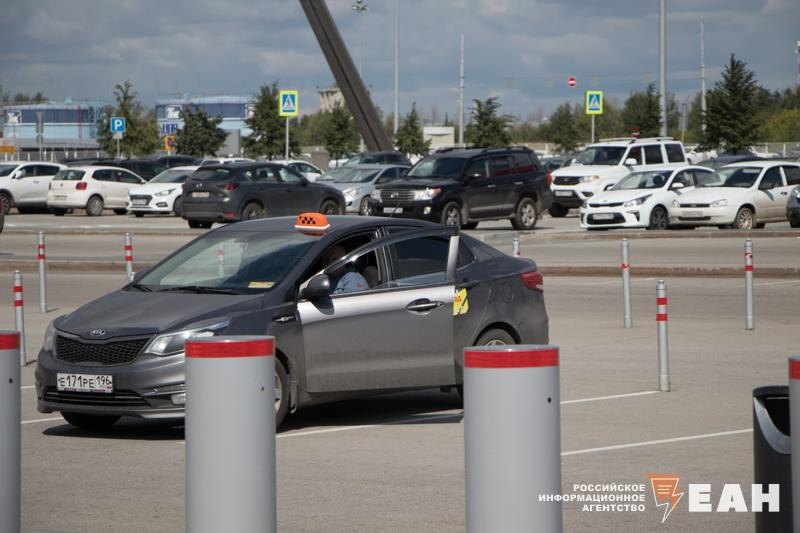    Автомобиль такси в аэропорту