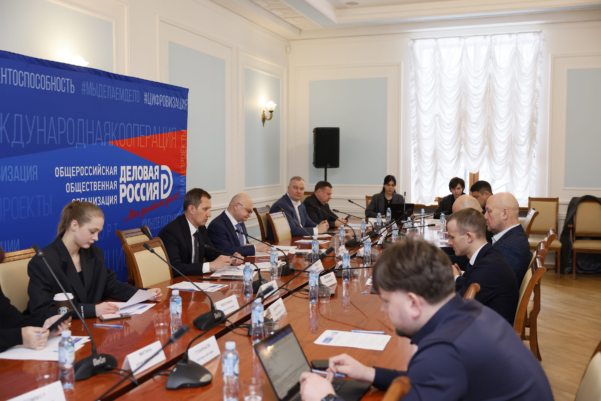 Участники круглого стола Деловой России на тему локализации такси, много участников на ВКС