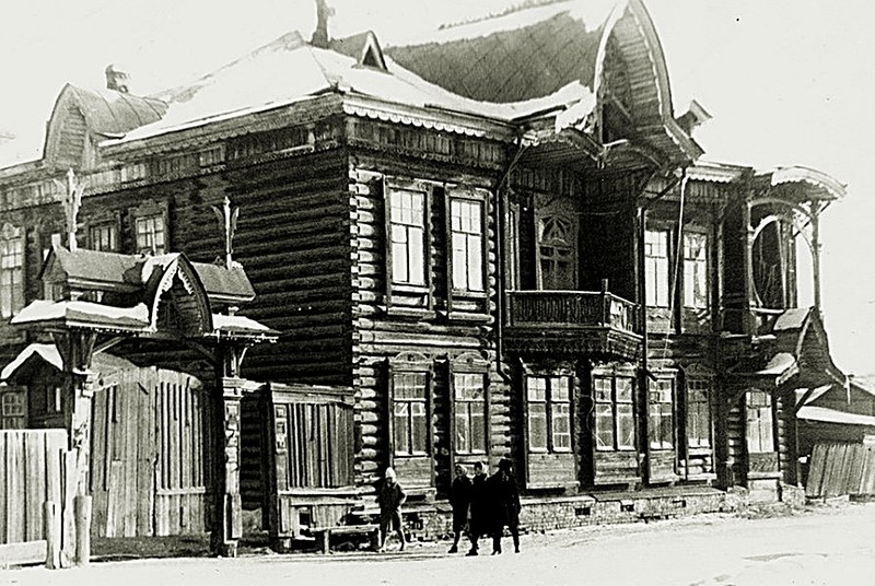 Это старое фото этого же дома до реставрации. Но видно по одежде прохожих, что уже почти наше время.