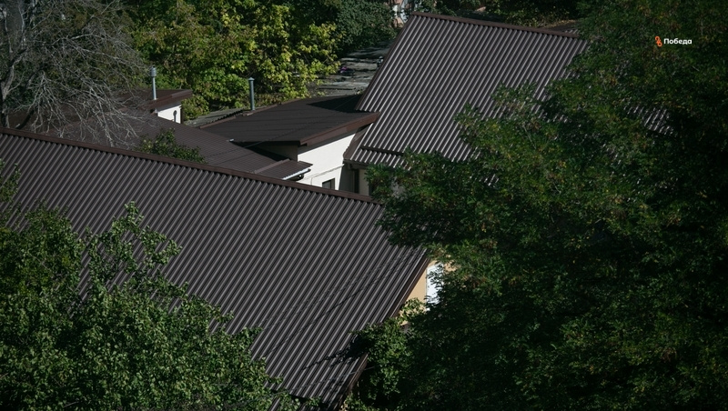    Две пятиэтажки 1956 и 1990 годов постройки обновили кровли в Кисловодске Фото: Валерия Алтухова / / ИА «Победа26»