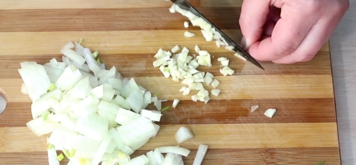 Мелко нарезаем лук и чеснок