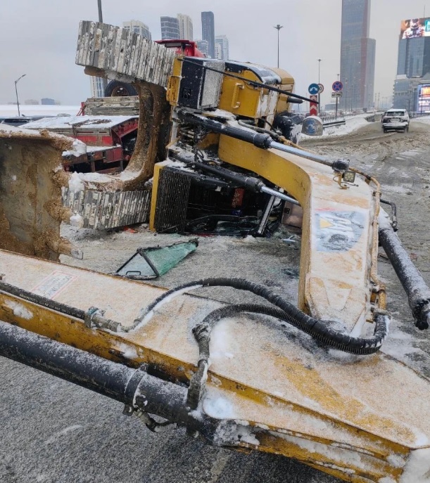    Экскаватор опрокинулся в центре Москвы