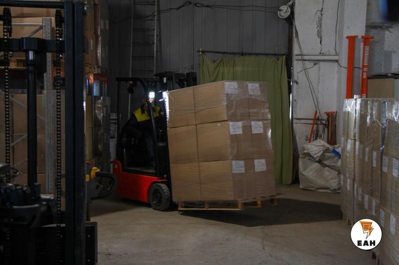    Погрузчик на складе продукции