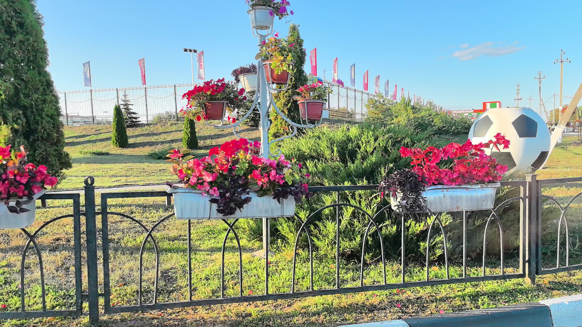 Дорога возле стадиона украшенная цветами