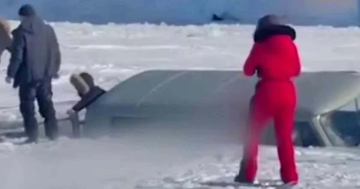 Трагический момент погружения внедорожника. Скриншот