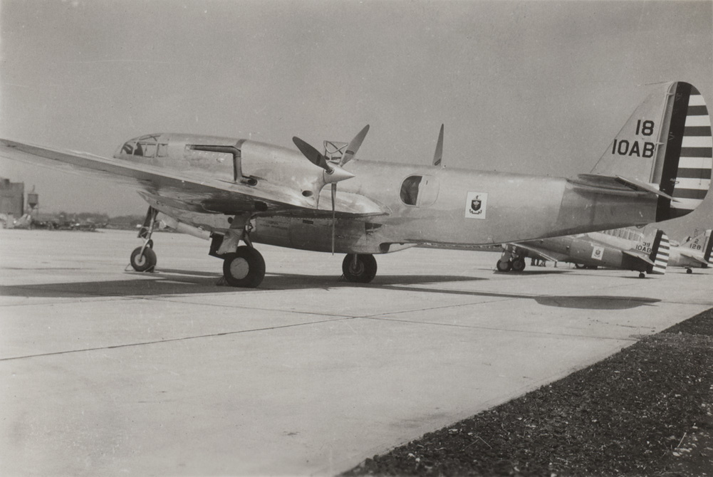 Предсерийный тяжелый перехватчик Белл YFM-1 «Эракьюда» – машина для обучения авиамехаников в 10-й базовой эскадрилье ВВС Армии США 