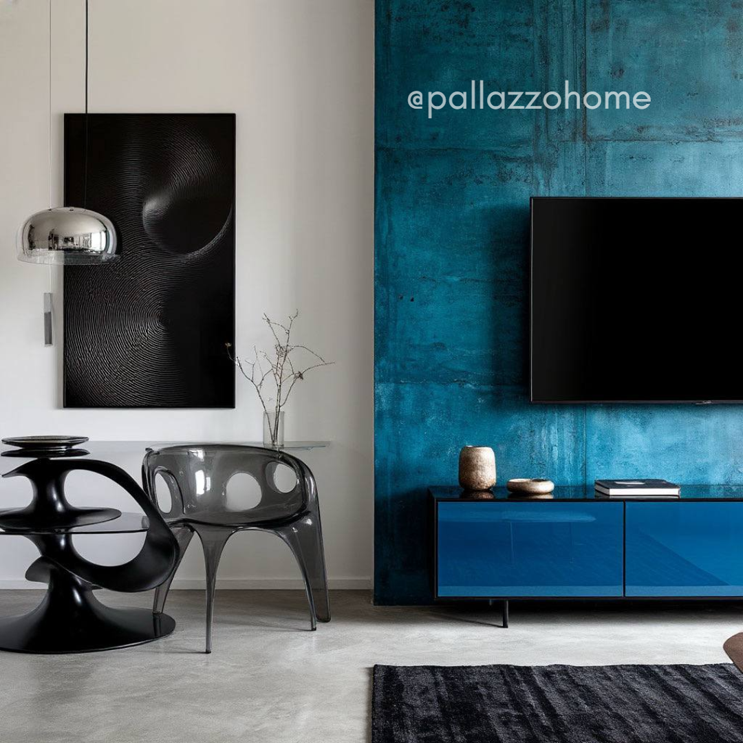 Гостиная с арт-бетоном и акцентной синей стеной. Архитектурный бетон в интерьере сочетается с панорамными окнами и современной мебелью. Пример использования микроцемента в просторной гостиной с высокими потолками и индустриальной эстетикой.