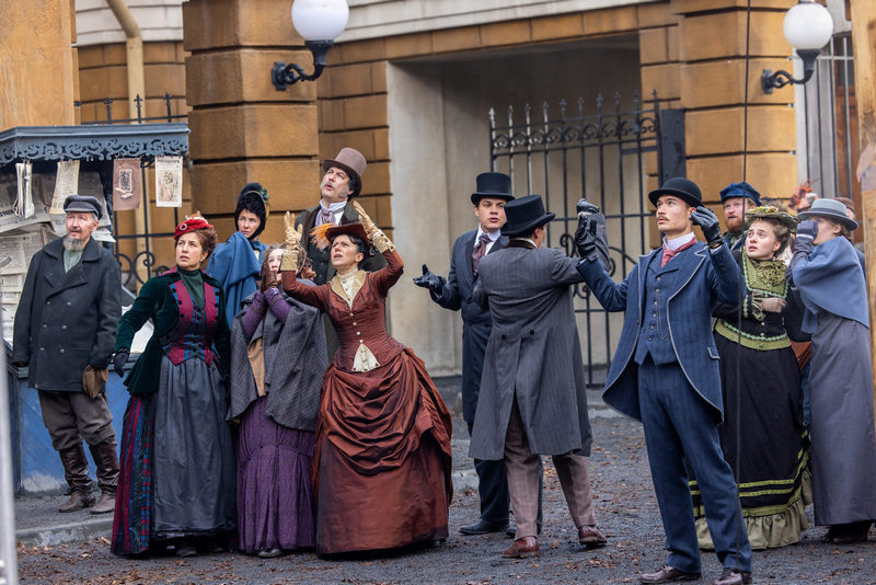 Санкт-Петербург образца XIX столетия. Детали соответствуют эпохе: на петербуржцах – твид, котелки и атлас.