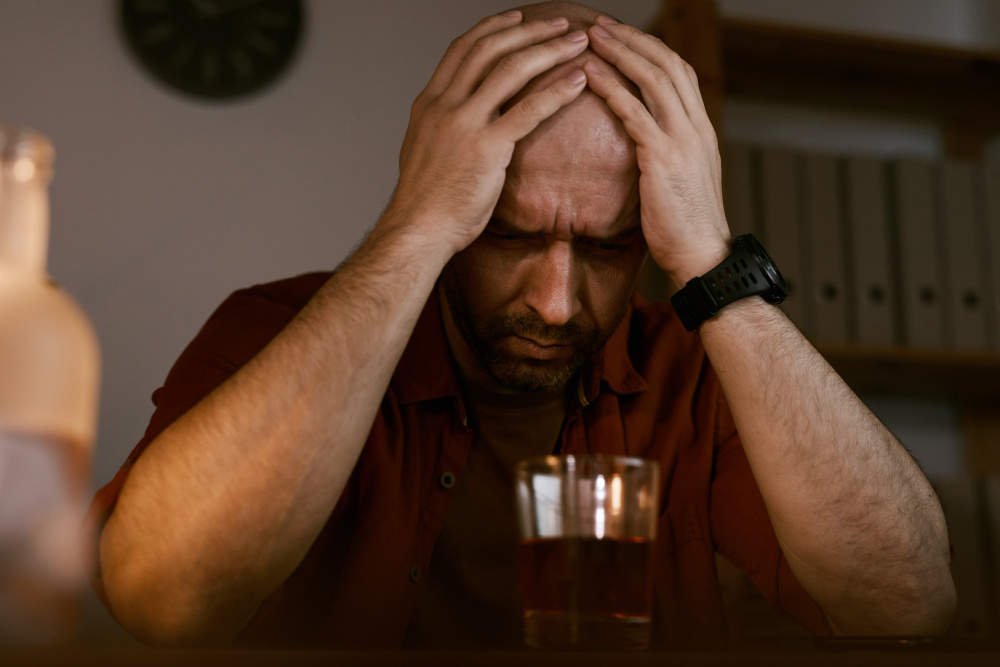 Тревожность после алкоголя: почему возникает и как с ней справиться. (источник изображения: freepik.com)