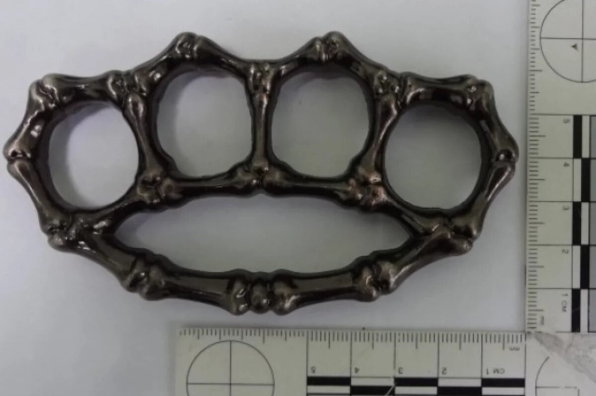    Таможенники на Алтае обнаружили в багаже туристов опасные кастеты