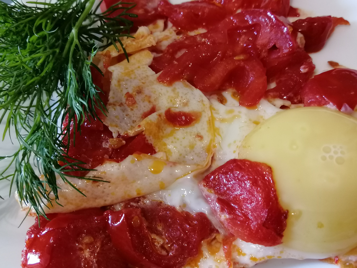 Яйца с помидорами и болгарским перцем