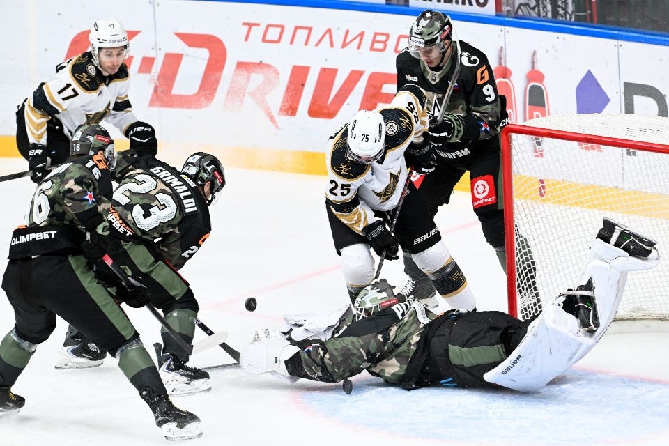    Градус встреч «моряков» и питерских «армейцев» всегда зашкаливает. Фото: hcadmiral.pro