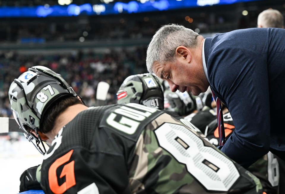    Леонид Тамбиев на тренерском мостике питерской команды. Фото: ХК СКА, ska.ru