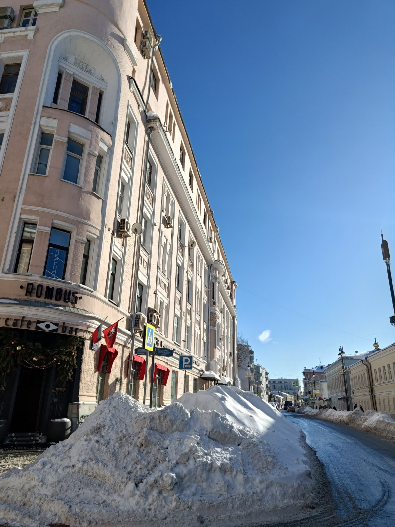    Туристы из Карелии в шоке от заваленной снегом Москвычитатель "Фактора"