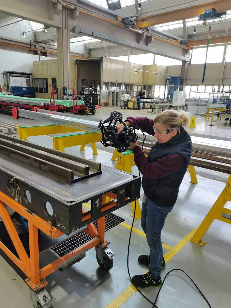 Сотрудник GKN Aerospace использует MetraSCAN 3D для сканирования авиационной детали.