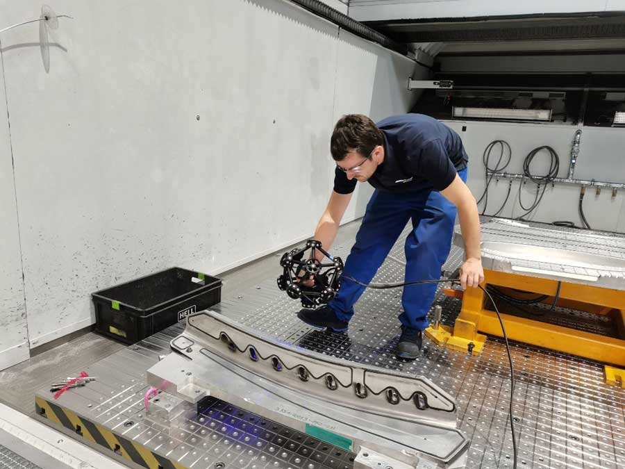 MetraSCAN 3D помогает командам контроля быстро создавать точные 3D-сканы авиационных компонентов.