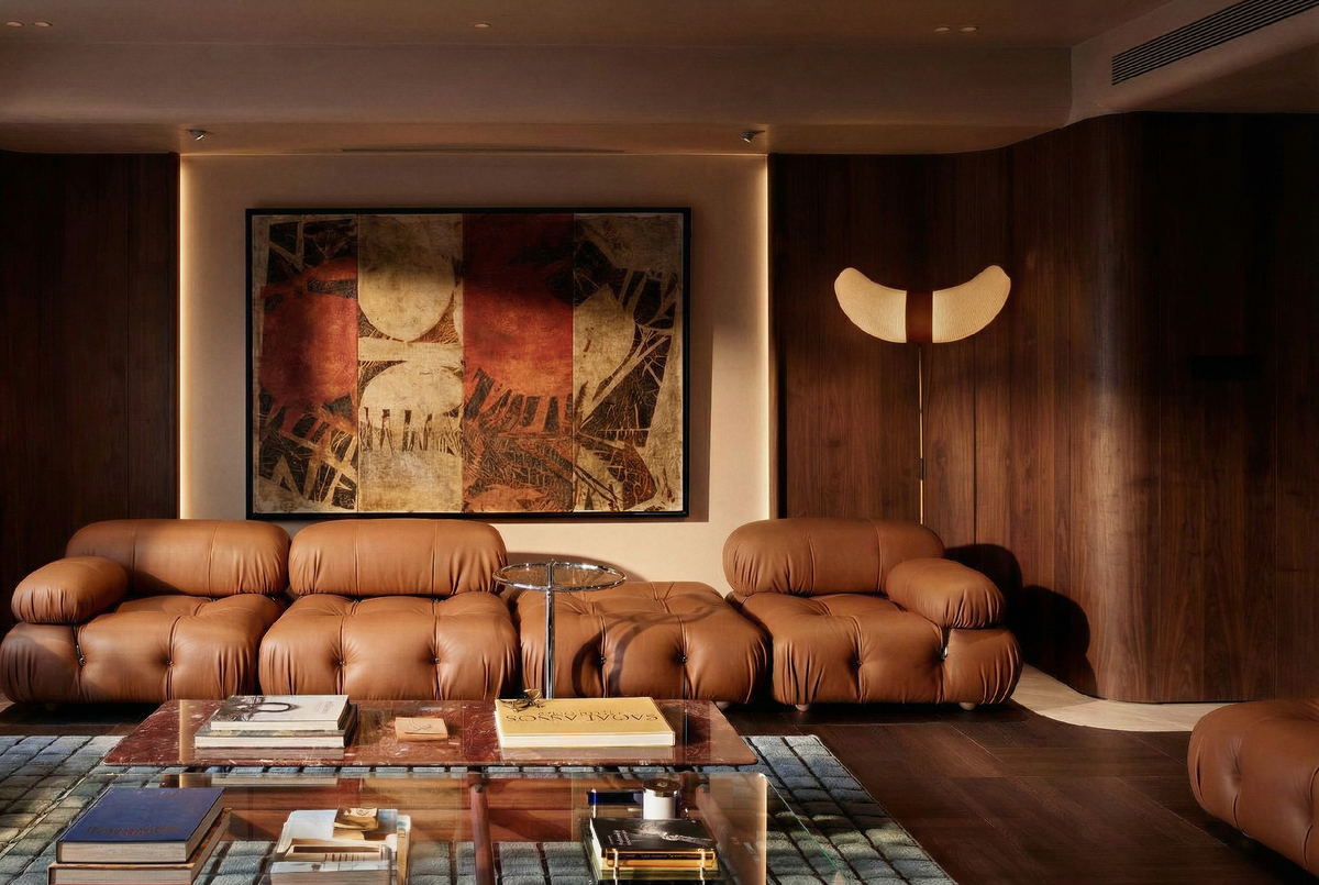 Кожаный модульный диван в гостиной