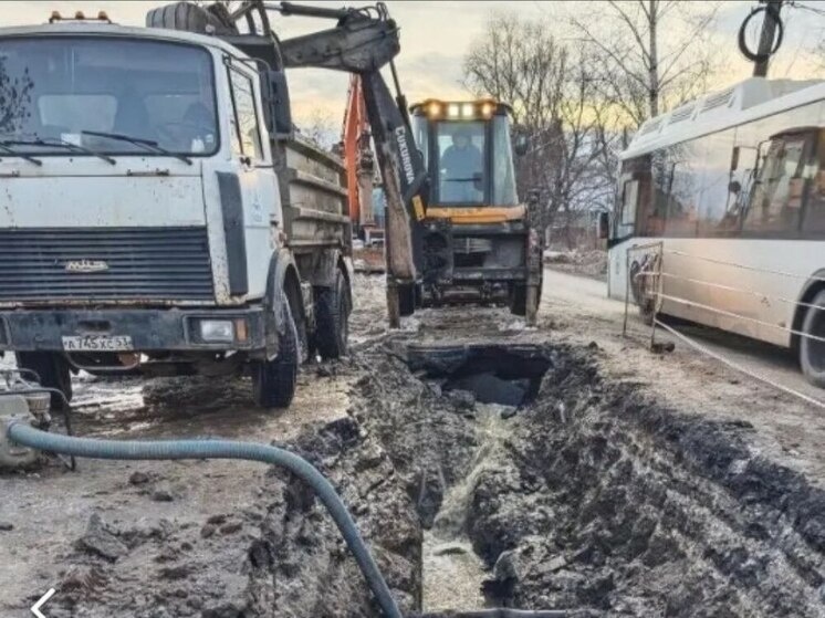     Специалистам осталось благоустроить территорию, где проводились ремонтные работы. Фото: комитет городского и дорожного хозяйства Новгородской области ВКонтакте