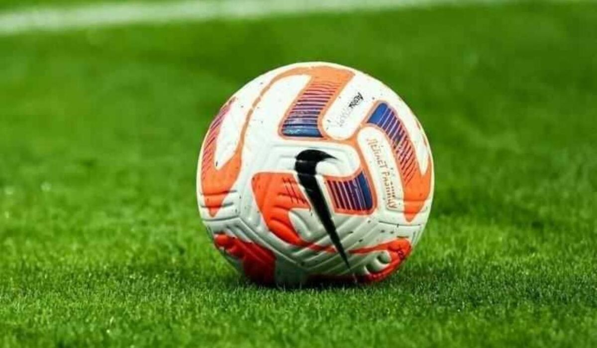     Мяч на поле. Источник: tass.ru Автор фото: Софья Сандурская/ ТАСС