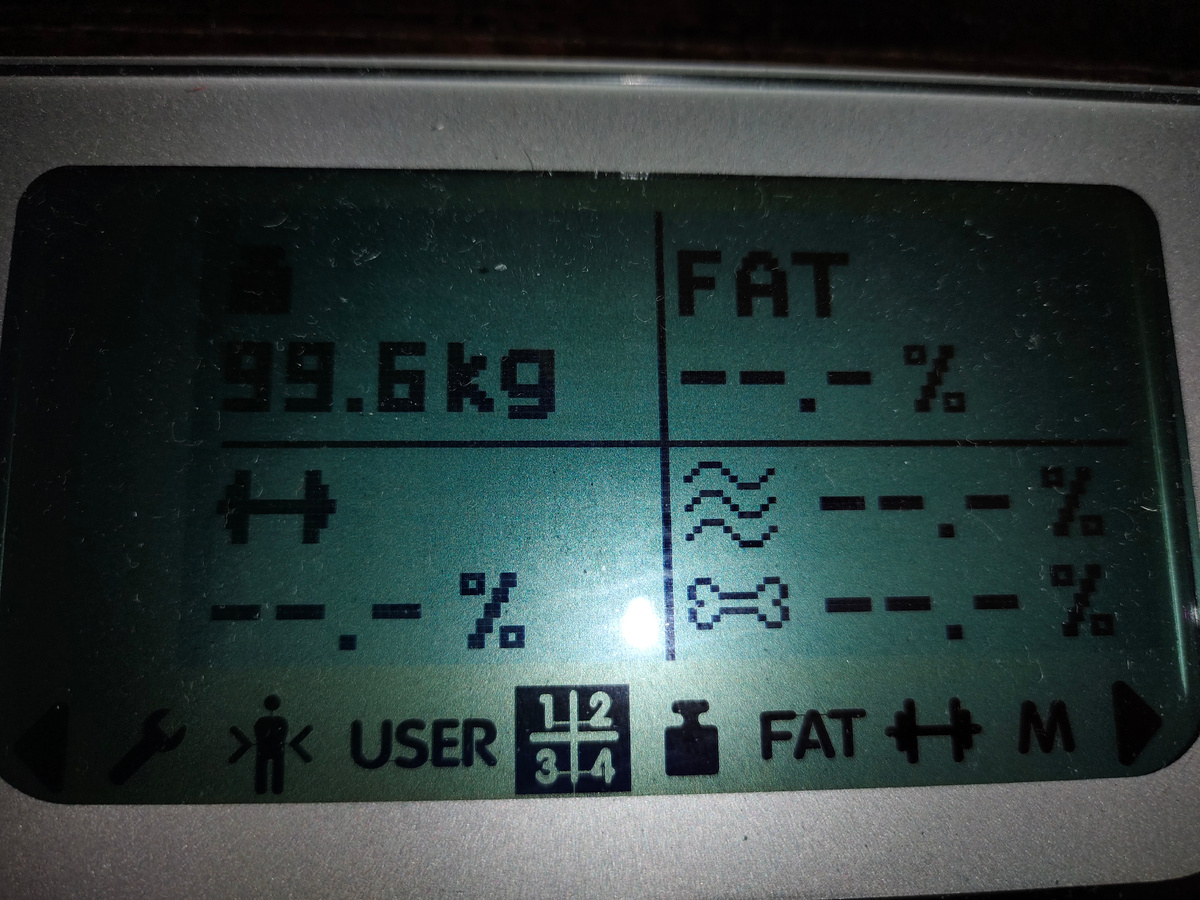 99,6 кг, ну, предположим, с тазиком - 100,2, после тазика - 99,5кг