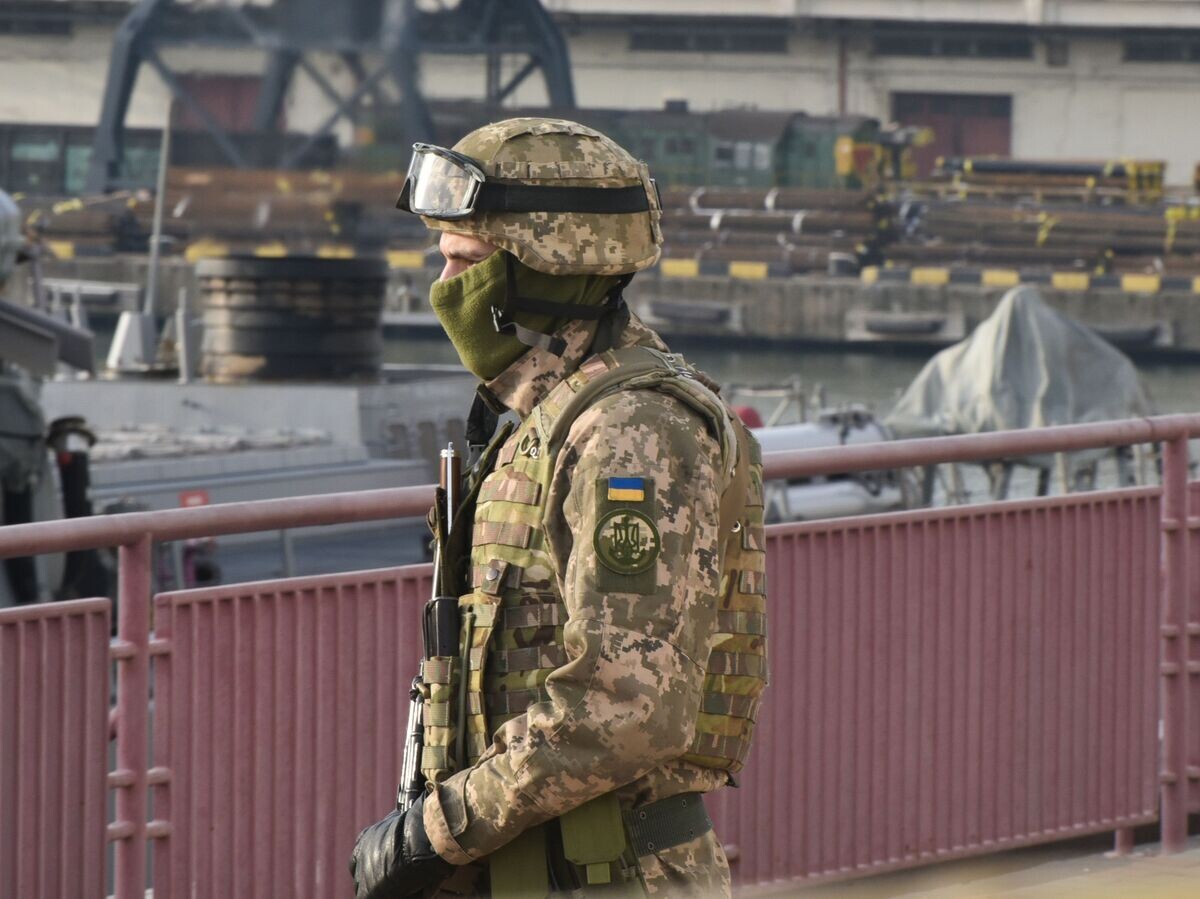    Украинский военнослужащий в порту Одессы | © РИА Новости / Стрингер