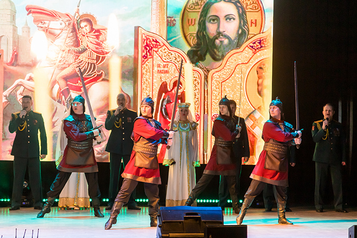    Артисты на концерте представили программу, воспевающую вековые традиции русского воинства: от побед на Чудском озере и Куликовом поле до взятия Берлина в 1945 году./Фото: Андрей Заржецкий