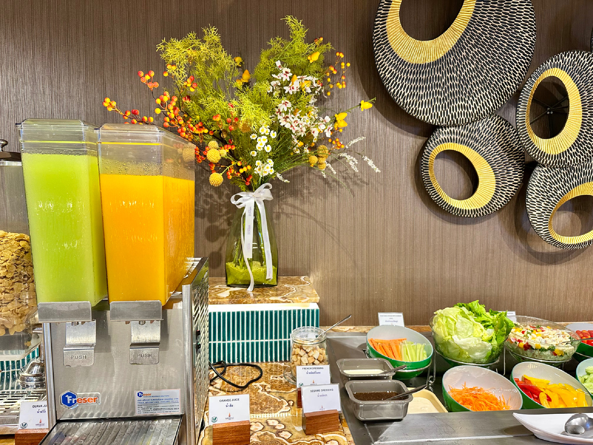 В бизнес-зале.