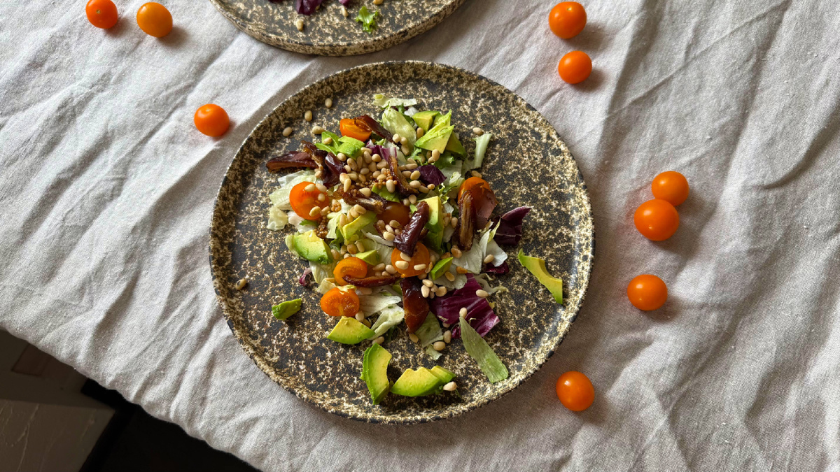 Вот красивый постный зеленый салатик с финиками