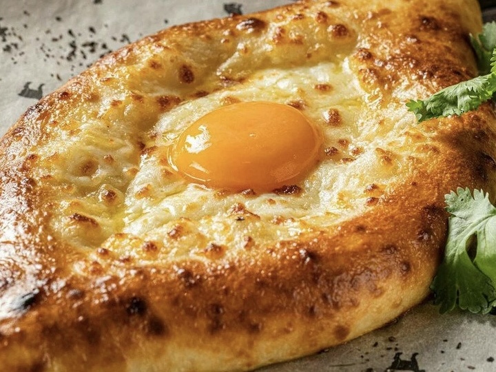 Секрет идеальных хачапури-лодочек: тесто как пух и сырная речка