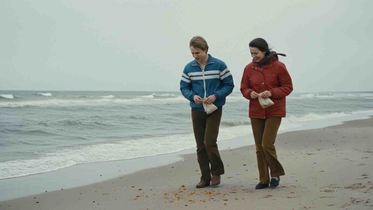 Юность полна беззаботных прогулок по морскому побережью. Приятные воспоминания согревают душу сквозь десятилетия.