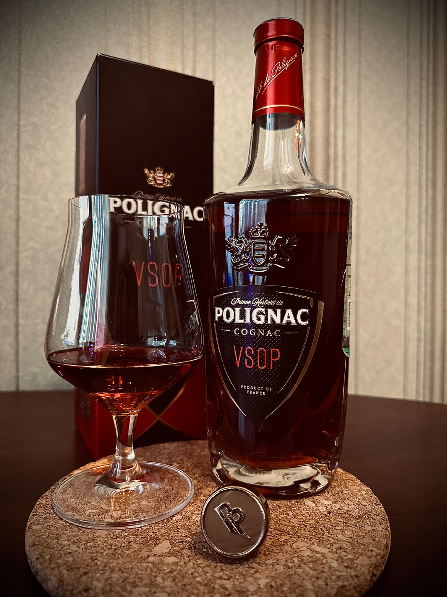 У коньяка очень красивый красный цвет