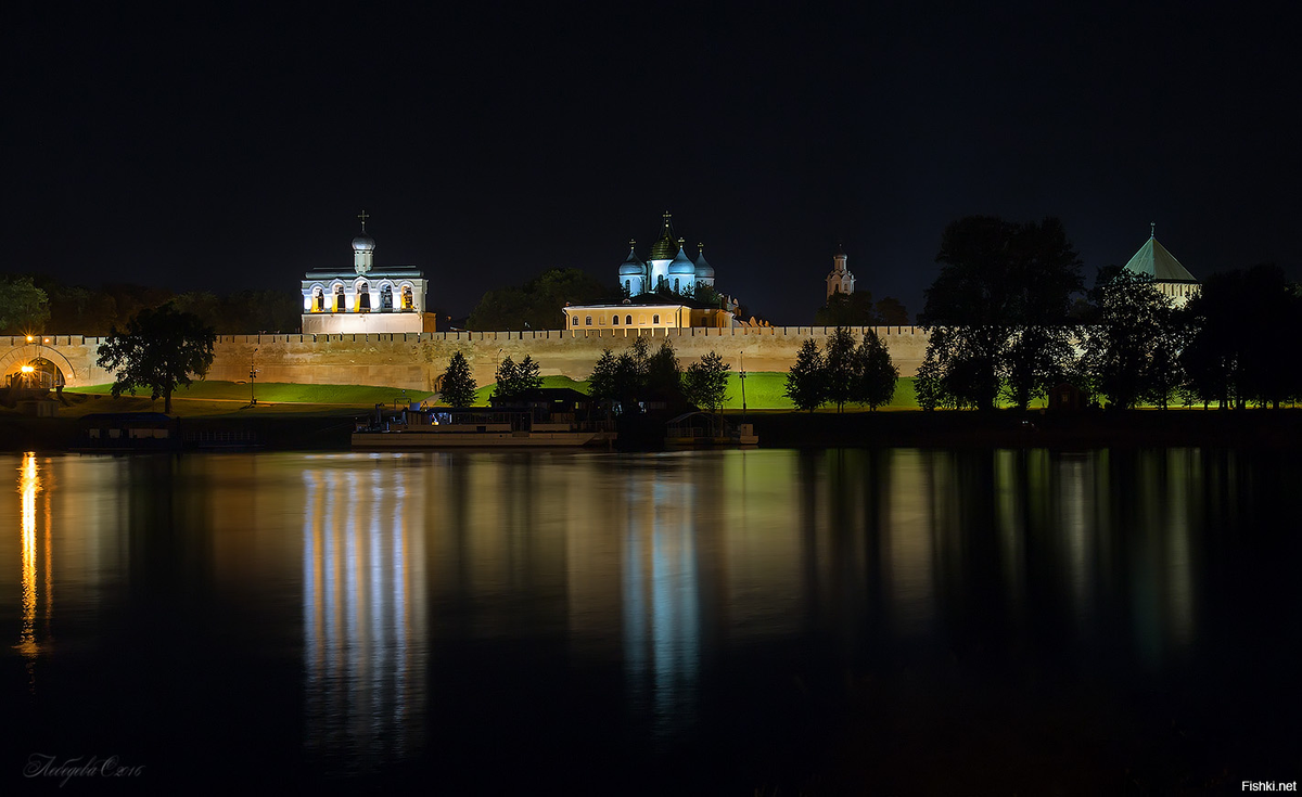 Кремль, Великий Новгород, обязательно посетите его в темное время суток, завораживает.