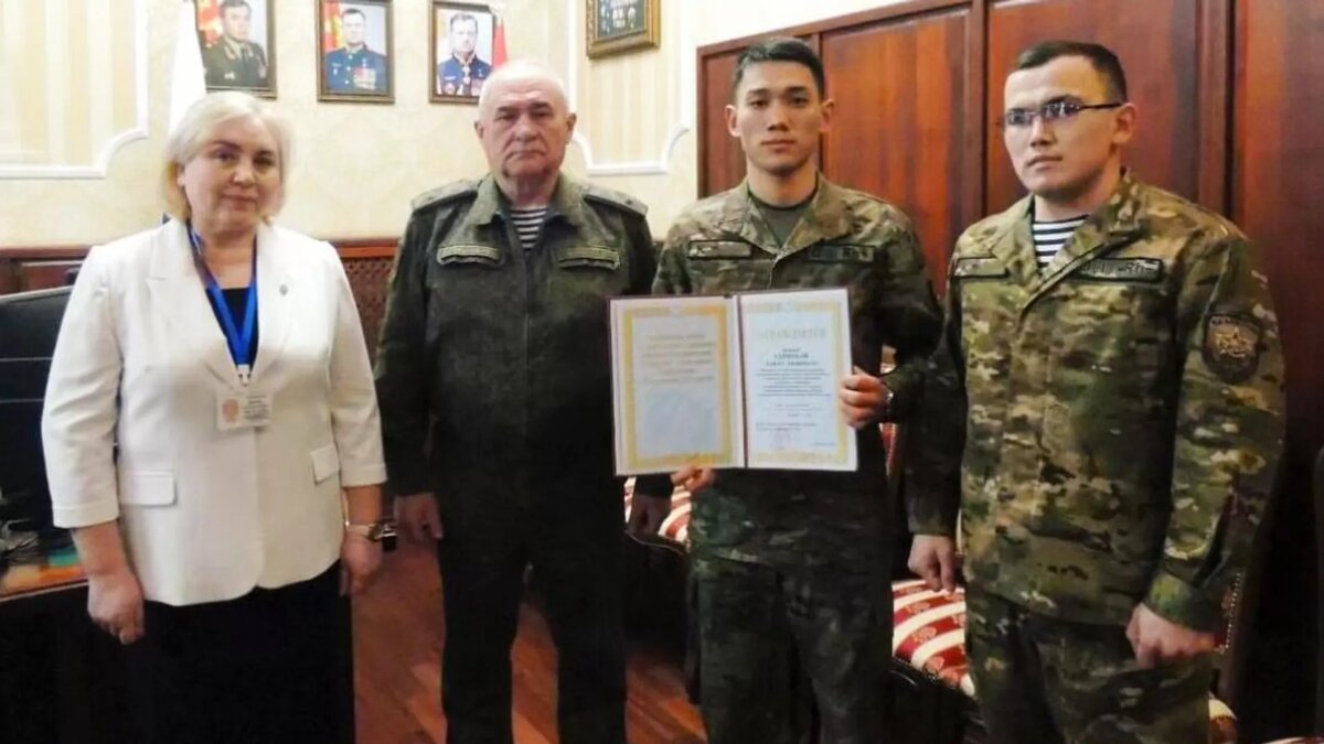 Курсант Дальневосточного гвардейского высшего общевойскового командного училища Адилет Серикбай был поощрен грамотой Минобороны РФ © Photo : Предоставлено министерством обороны Казахстана