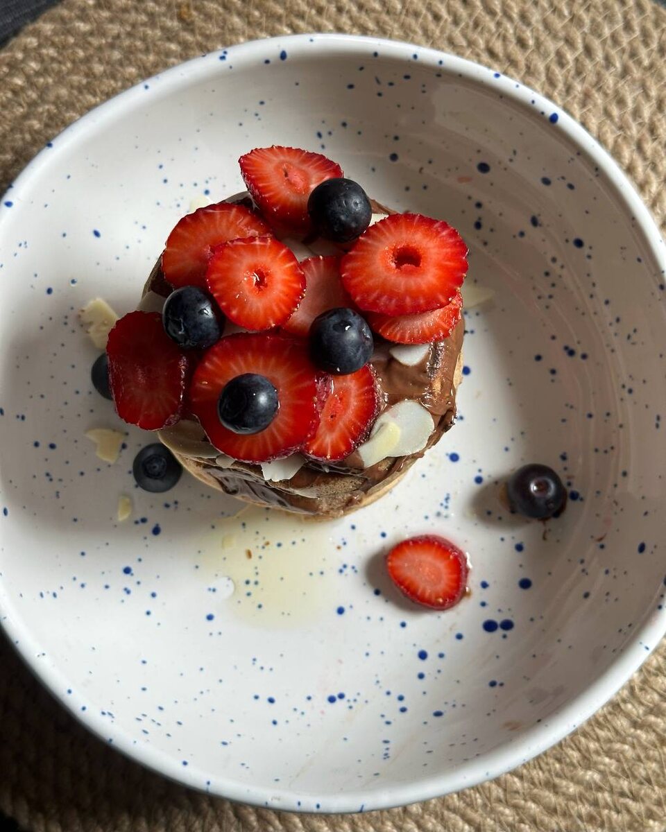 Мои гречневые протеиновые панкейки с веган нутеллой и ягодами + немного сиропа топинамбура