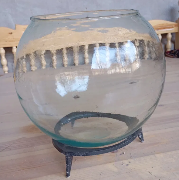 Помните, такие шаровый 20-литровые аквариумы из СССР? И подставка на ножках. 