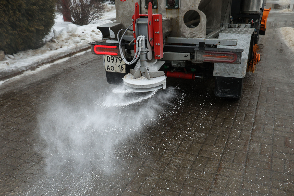 Автор фото: Андрей Титов / Бизнес Online / ТАСС. Обработка тротуара противогололедным реагентом на площади Свободы.