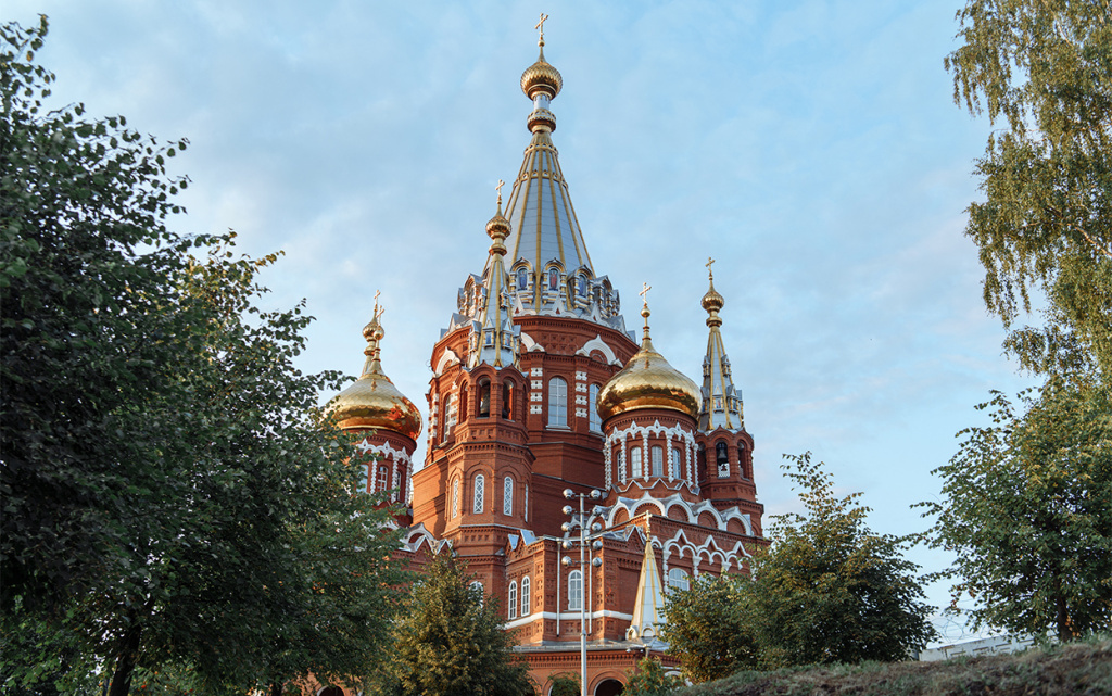  На самом высоком холме стоит красивейший Свято-Михайловский собор. Фото: архив редакции
