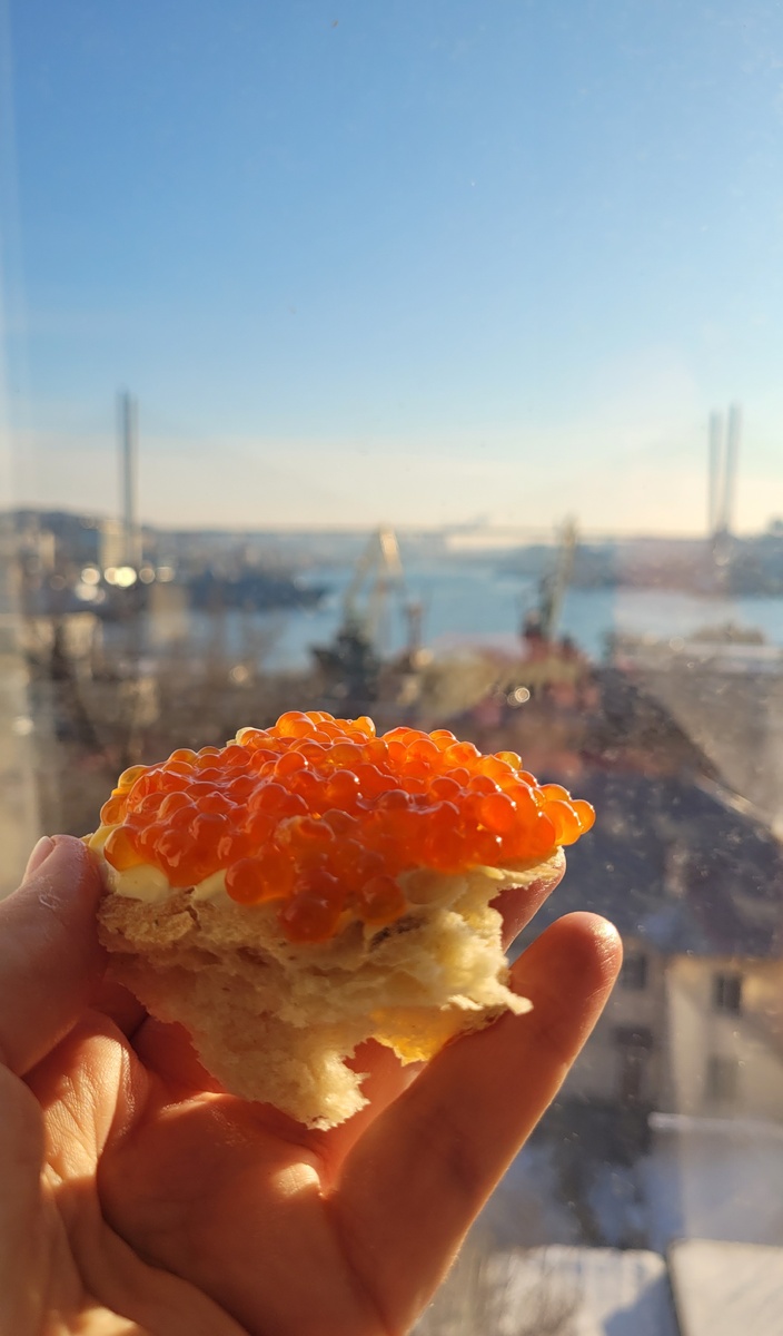 Корявый, конечно, бутер. Просто в гостинице не было ножа, поэтому хлеб приходилось ломать, а масло резать горячей ложкой. Вот такой придумала лайфхак, опускаешь ложку в горячую воду и масло режешь легко и непринуждённо!