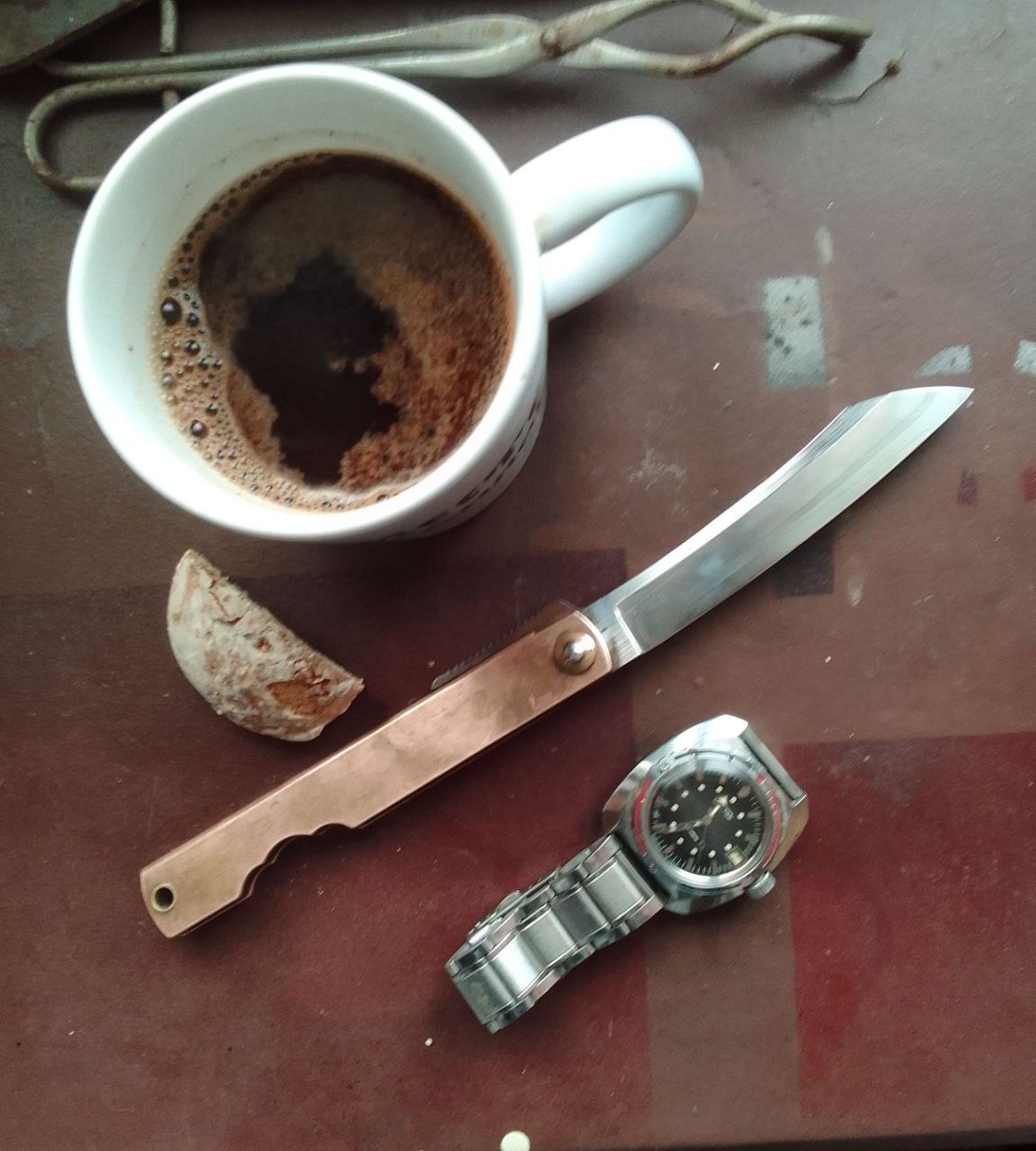 Мой нож в компании кофе и пряника. 