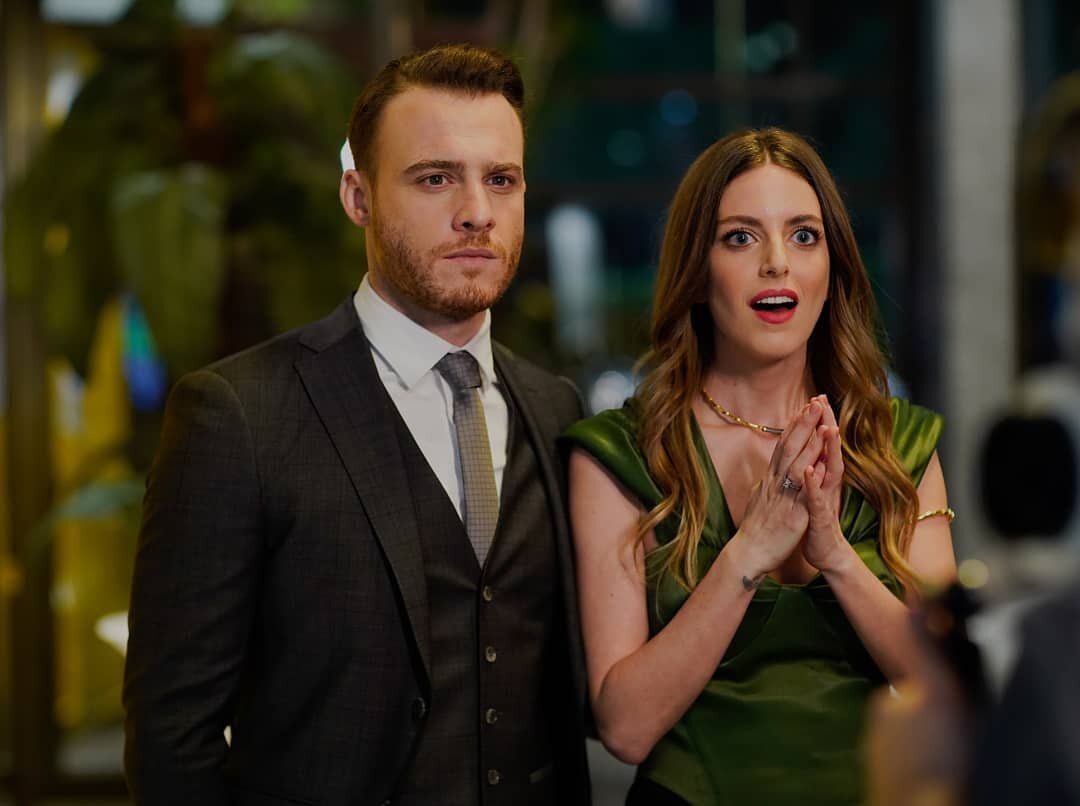 Керем Бюрсин. Биге Онал. Кадр из сериала "Постучись в мою дверь"