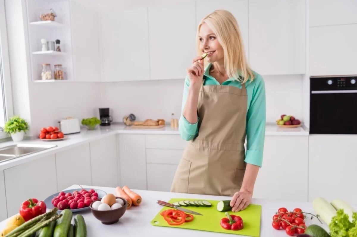    После 45 лет в организме женщины происходят изменения, которые требуют в том числе пересмотра питания для профилактики различных заболеваний и нарушений здоровья.