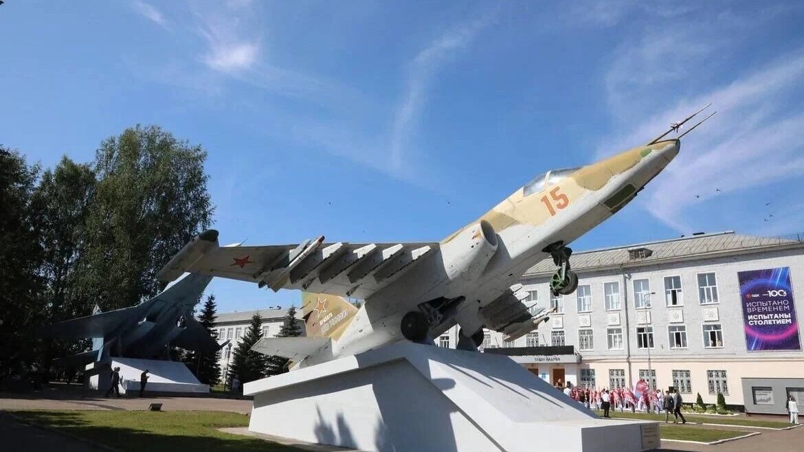    Сквер Моторостроителей — важное место для сотрудников УМПО, здесь установлены памятники самолетам, заложена капсула времени   t.me/ratmirmavliev