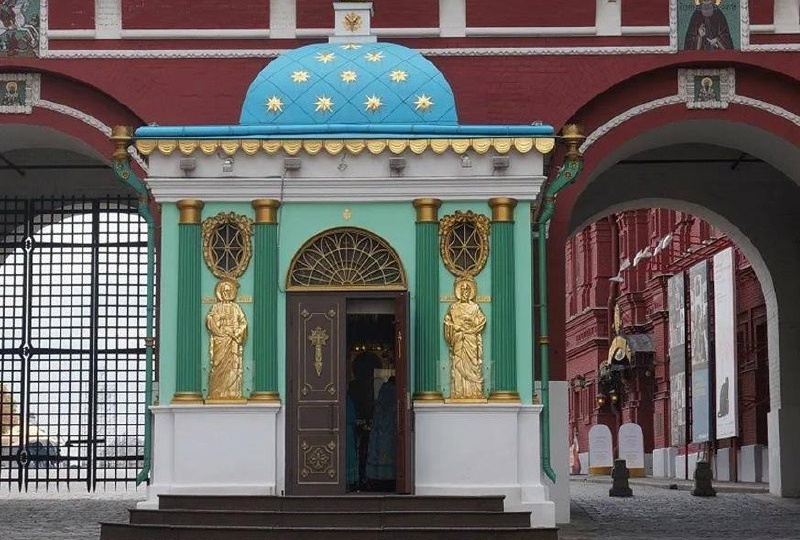 И́верская ико́на Пресвято́й Богоро́дицы, или Врата́рница, или Привра́тница — православная икона Девы Марии с Младенцем, почитается как