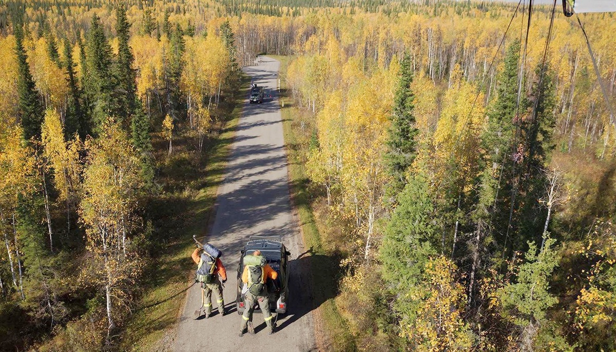 Наблюдает из авто.