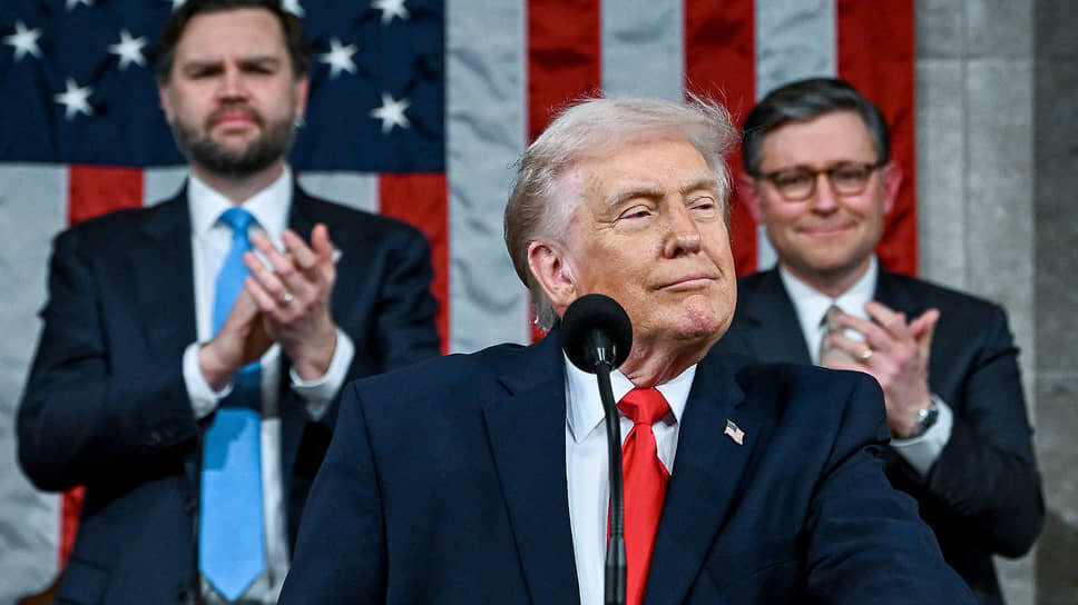 Президент США Дональд Трамп (на переднем плане), вице-президент Джей Ди Вэнс и спикер палаты представителей Майк Джонсон.📷Фото: Kenny Holston / pool / Reuters