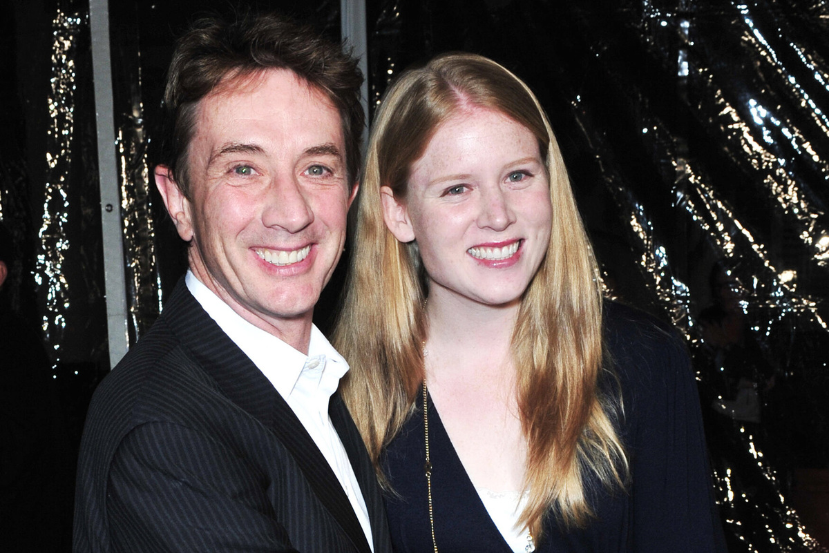     Избегала вечеринок и вела себя тихо: соседей дочери Мартина Шорта шокировало ее самоубийство