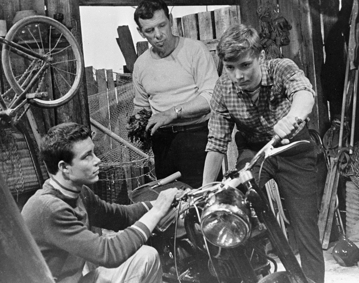    Затем Герасимов поступил в Высшее театральное училище имени Б.В. Щукина. Его мастером был заслуженный артист РСФСР Анатолий Борисов. Во время учёбы он продолжал сниматься в кино / РИА Новости / Кадр из фильма «Человек, которого я люблю» (1966)