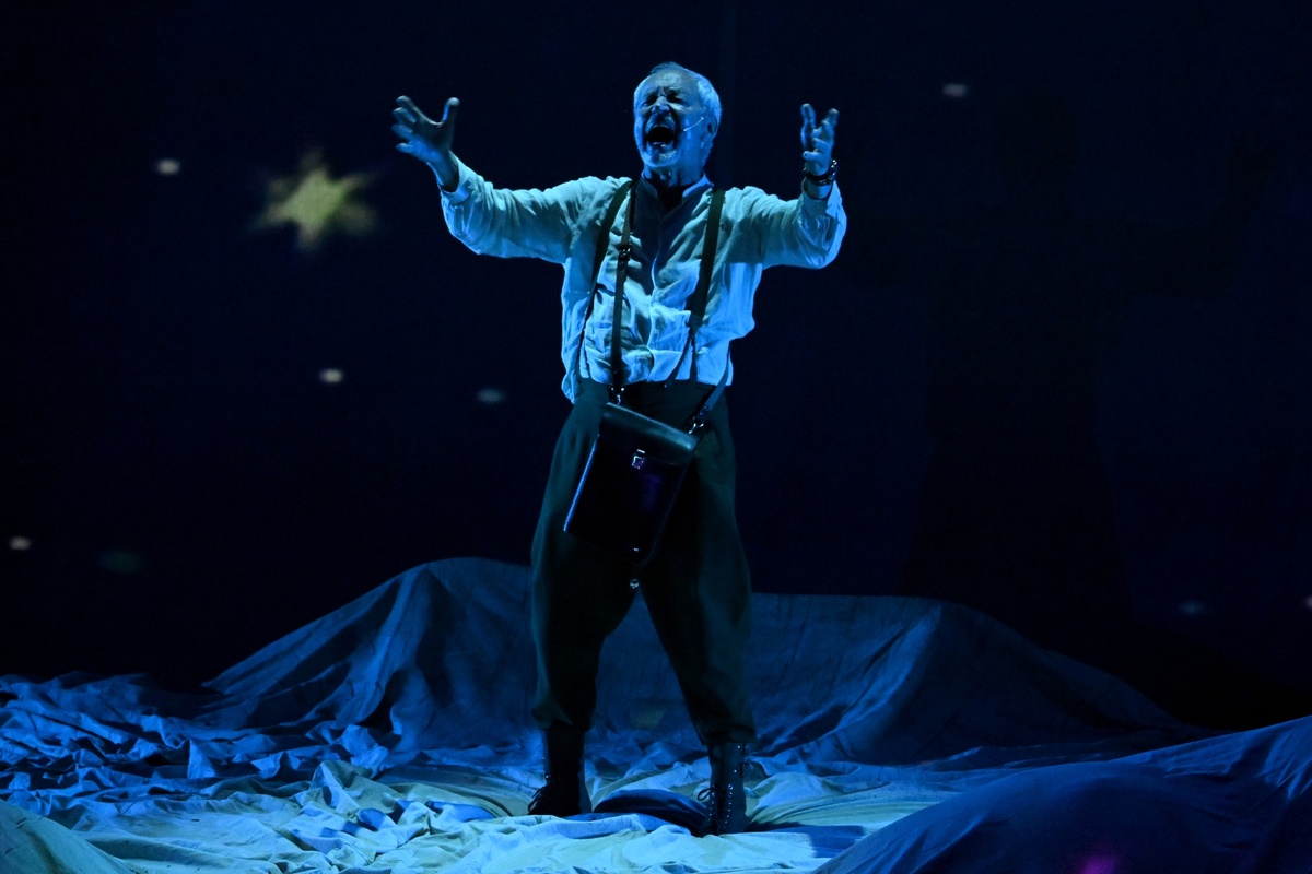    После окончания училища в 1972 году Герасимов был принят в труппу Московского академического театра имени Владимира Маяковского, где прослужил около восьми лет. Там он играл в таких постановках, как «Дети Ванюшина», «Трамвай «Желание», «Медея» / РИА Новости / Алексей Майшев