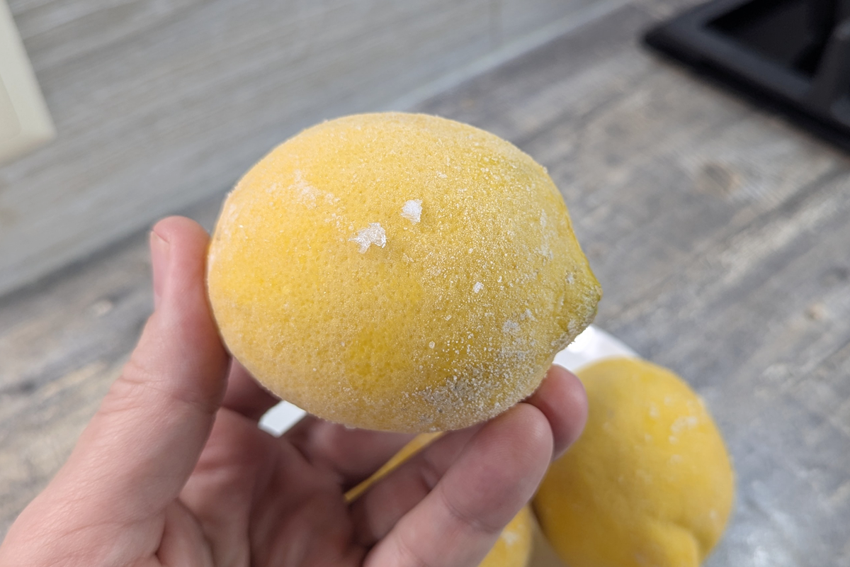 Замороженный лимон