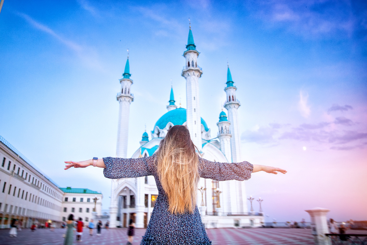 Девушка на фоне мечети Кул-Шариф, Казань. Источник: Shutterstock
